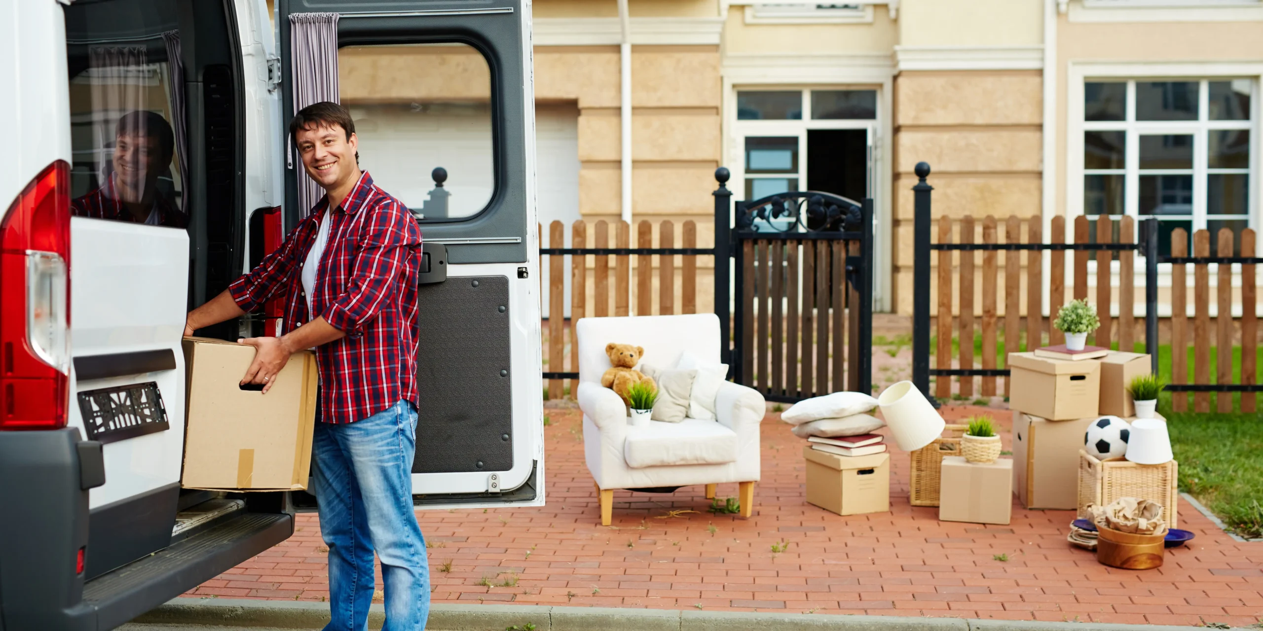 Mengapa Memilih Sewa Mobil Box Lepas Kunci