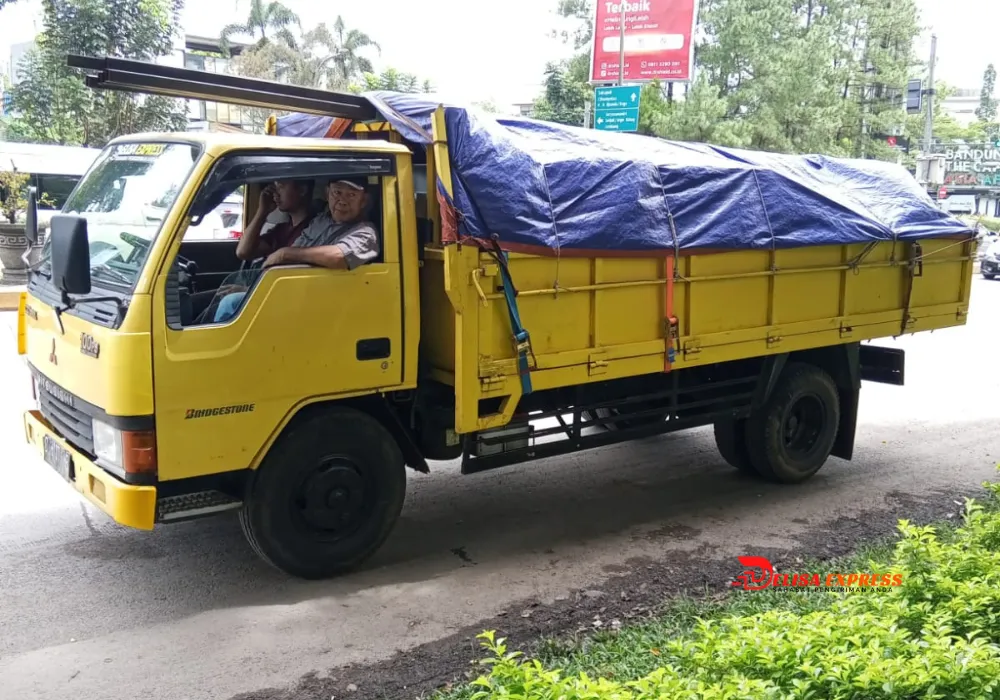Trik Truk Engkel di Cimahi